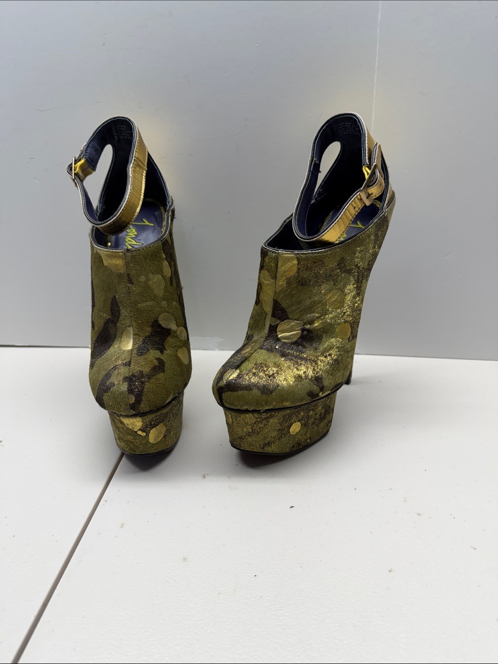 NEW London Trash "Wynne"-Camo, 7.5" stiletto, 2" platform, ankle strap